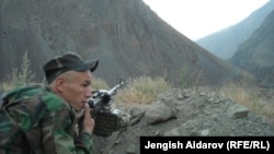 Баткендеги чек ара кызматкери. Иллюстрациялык сүрөт.