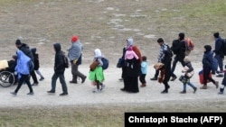 Австрия менен Германиянын чек арасынан өтүп бараткан мигранттар. 27-октябрь, 2015-жыл. 