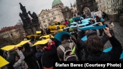 Фото з флешмобу на Карловому мосту. Прага, листопад 2014 року. (Автор фото: Штефан Берец)