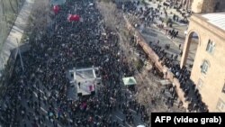 Еревандагы премьер Н.Пашинянга каршы нааразылык жыйыны. 2021-жылдын 27-февралы.