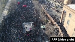 Вірменська опозиція і 27 лютого продовжувала мітингувати в центрі Єревану з вимогами відставки Нікола Пашиняна і його уряду