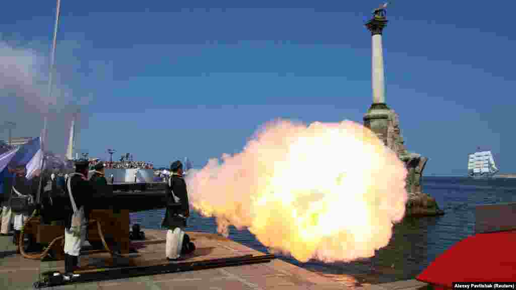 Постріл гармати на День військово-морського флоту Росії в Севастополі