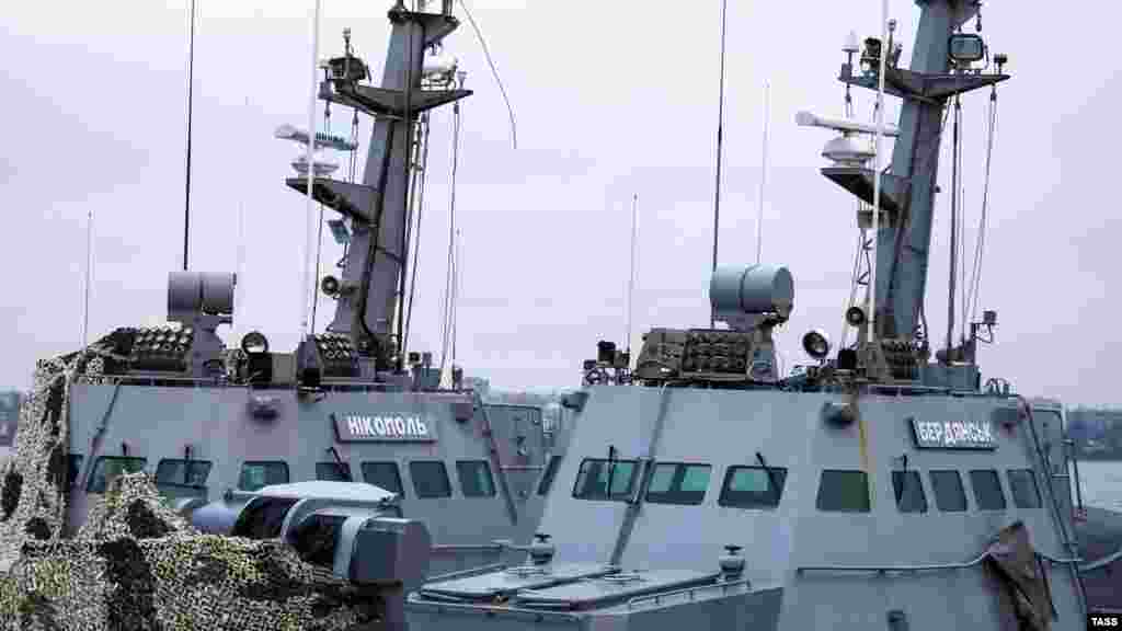 Захоплені українські судна &laquo;Нікополь&raquo; і &laquo;Бердянськ&raquo; в порту Керчі перед поверненням до порту Очакова в Миколаївській області