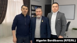 Солдон оңго: Депутат Марлен Маматалиев, мугалим Токтожума Стаханов жана активист Нурсултан Кубанов. 