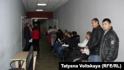 Муҳоҷирон дар навбат барои супоридани имтиҳони забони русӣ дар Санкт-Петербург
