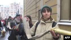 Слушатели Европейского университета вернули себе здание не без помощи пожарного еврошланга