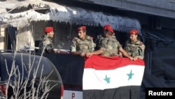 Prezident Başar al Assadyň tarapynda söweşýän esgerler, Kusair, 5-nji iýun, 2013.