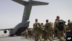 آرشیف، شماری از نیروهای امریکایی در حال خروج از افغانستان.