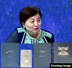 КУУнун профессору Назгүл Турдубаева маркум манасчы Жусуп Мамайдын айтуусундагы “Манас” эпосунун айрым чыгарылыштары менен. 30.7 2020.