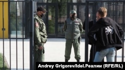 Яңартылган 175 гимназия капкасы алдында сакчылар, 1 сентябрь 2021