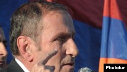 Armenia -- Opposition leader Levon Ter-Petrosian addresses thousands of supporters rallying in Yerevan, 28Apr2011.