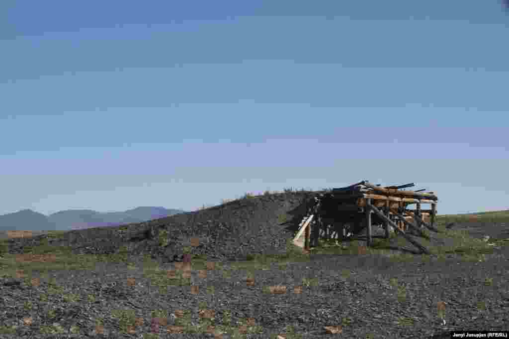 Сүрөттө: Өткөөл бекеттин жанындагы машинага жүк салуучу трап. Дальстрой тарабынан Колымада бардыгы болуп 80 чакты концлагер болгон. Дальстройго 1951-жылга карата үч миллион чарчы чакырым жер караган.