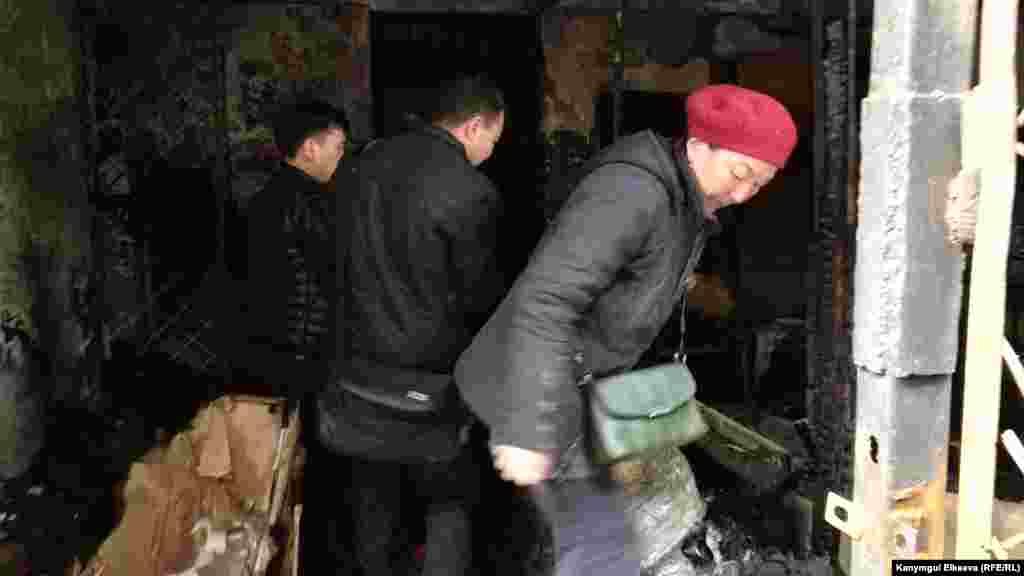 Соодагерлер өрттөн калган товарларын алып чыгуу айласын издеп жатат.