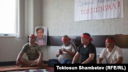 Өмүрбек Текебаев менен Дүйшөнкул Чотоновдун ачкачылык кармаган жактоочулары. 30-июль, 2017-жыл