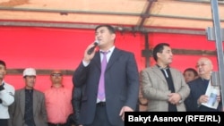 Камчыбек Ташиев менен Садыр Жапаров митингге чогулгандардын алдында. Бишкек, 3-октябрь, 2012.