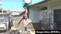 Көктемгі тасқын салдарынан бүлінген үйдің жанында тұрған адам. Петропавл, Солтүстік Қазақстан облысы. 14 маусым 2017 жыл.