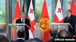 Президенты Кыргызстана и Грузии Алмазбек Атамбаев и Георгий Маргвелашвили. Тбилиси. 13 октября 2016 года.