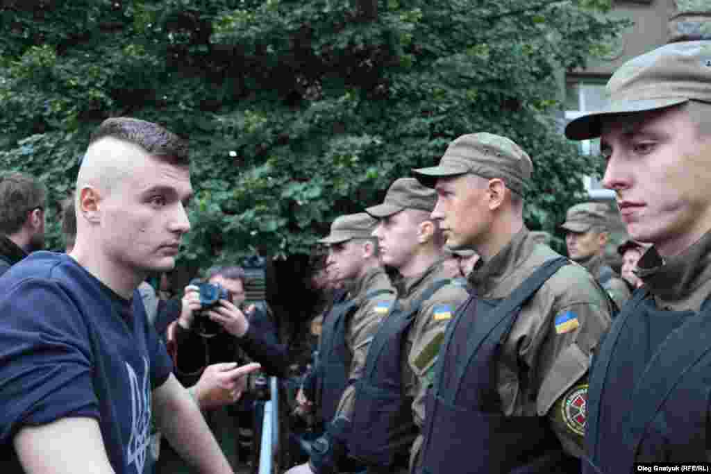 Активісти &laquo;Правого сектору&raquo; намагаються вести діалог з силовиками