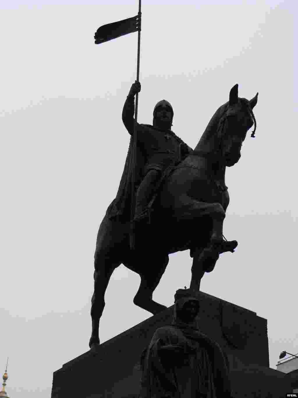 Памятник святому Вацлаву - Казахские беженцы свою акцию протеста провели прямо перед памятником святому Вацлаву.  Акция политического протеста  беженцев из Центральной Азии  в истории чешского государства прошла впервые. 