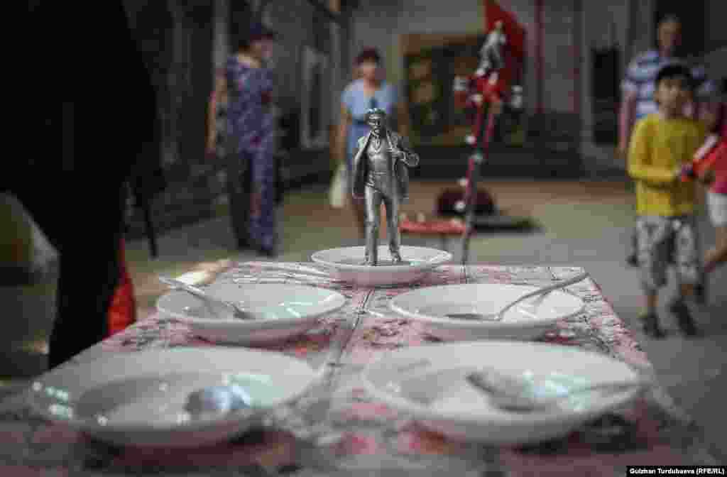 Сүрөтчү өзүнүн эмгектерин жаратканда совет доорунун лозунгдарын, агитациялык тексттерди жана ар түрдүү буюм-тайымдарды колдонот.&nbsp;&nbsp;