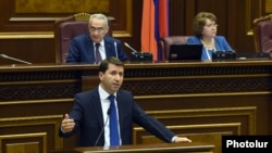 Омбудсмен Армении Карен Андреасян представляет в парламенте свой годовой доклад, 26 октября 2015 г․