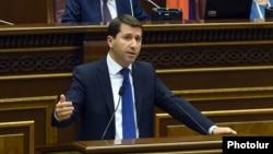 Մարդու իրավունքների պաշտպանը խորհրդարանում ներկայացնում է իր զեկույցը: 26-ը հոկտեմբերի 2015 թ․