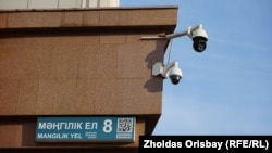 Астанадагы Министрликтер үйүнүн жанында орнотулган кытай өндүрүшүнөн чыккан байкоо камерасы.