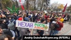 Учасники ходи передусім вимагають легалізувати медичне застосування канабісу