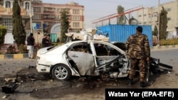 تصویر پس از انفجار موتر حامل الیاس داعی، خبرنگار رادیو آزادی در هلمند.