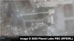 Russiýanyň dolandyrýan Hmeimim howa bazasynda çadyrlar, awtoulaglar we barýan köpsanly adamlar. Satellit suraty 8-nji martda düşürildi.