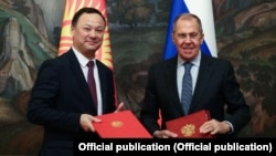 Казакбаев менен Лавровдун буга чейинки жолугушууларынын биринде тартылган сүрөт.  