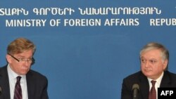 Cовместная пресс-конференция действующего председателя ОБСЕ, главы МИД Литвы Аудрониуса Ажубалиса с главой МИД Армении Эдвардом Налбандяном, Ереван, 18 марта 2011 г.   