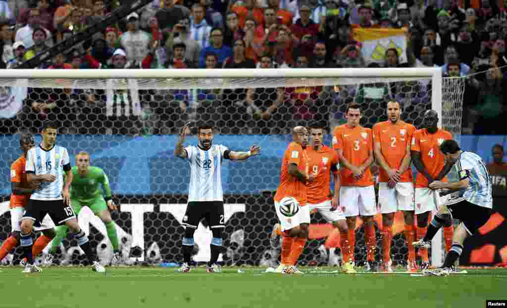 Аргентина бар тими Ҳолланд аз рӯи пеналтӣ бо ҳисоби 4-2 ғолиб шуд