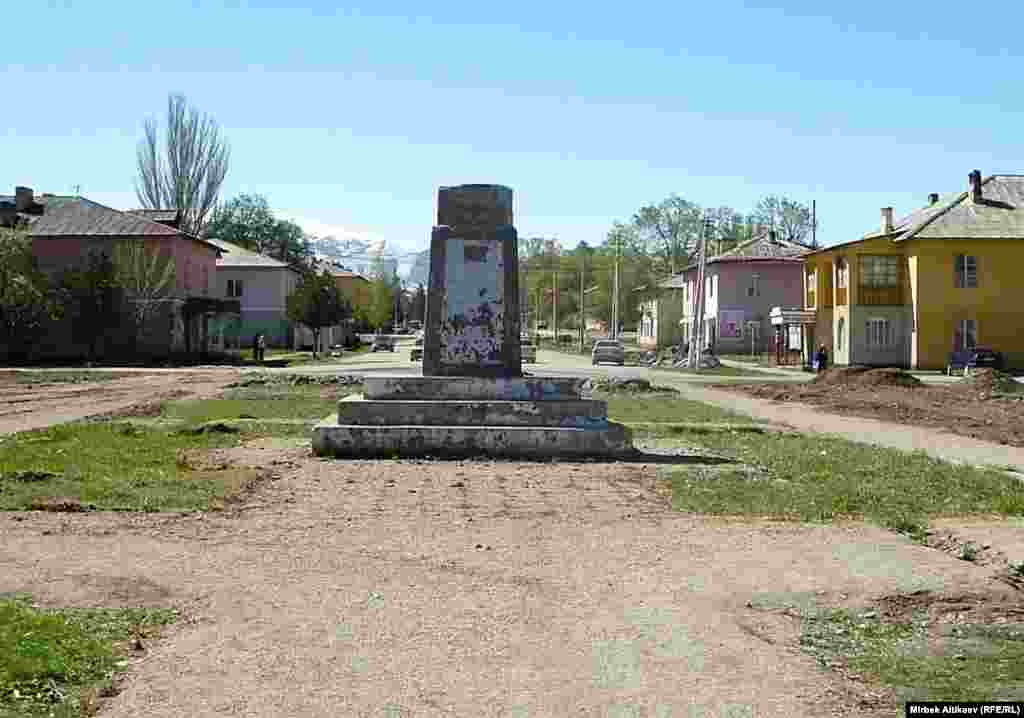 Талас. 2007-жылы эстеликти шаардык стадионго которуп, андан кийин ал &quot;дайынсыз жок болуп&quot; кеткен. 