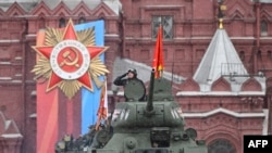 Экинчи дүйнөлүк согушту эске салган Т-34 танкы Кызыл аянтта параддан өтүп баратат. 9-май, 2024.