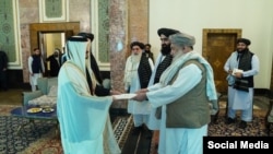 عکس له ټولنیزو رسنیو، کابل کې د قطر نوي سفیر د طالبانو رییس الوزرا ته خپل باورلیک وسپاره