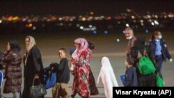 افغانهای که به کمک نیروهای بین المللی از افغانستان بیرون شدند - تصویر از آرشیف 