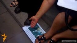 Полицейская охрана у здания правительства усилена