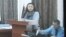 Камилла Пиралиева (слева), подсудимая по делу бывшего премьер-министра Серика Ахметова, в суде. Караганда, 9 ноября 2015 года.