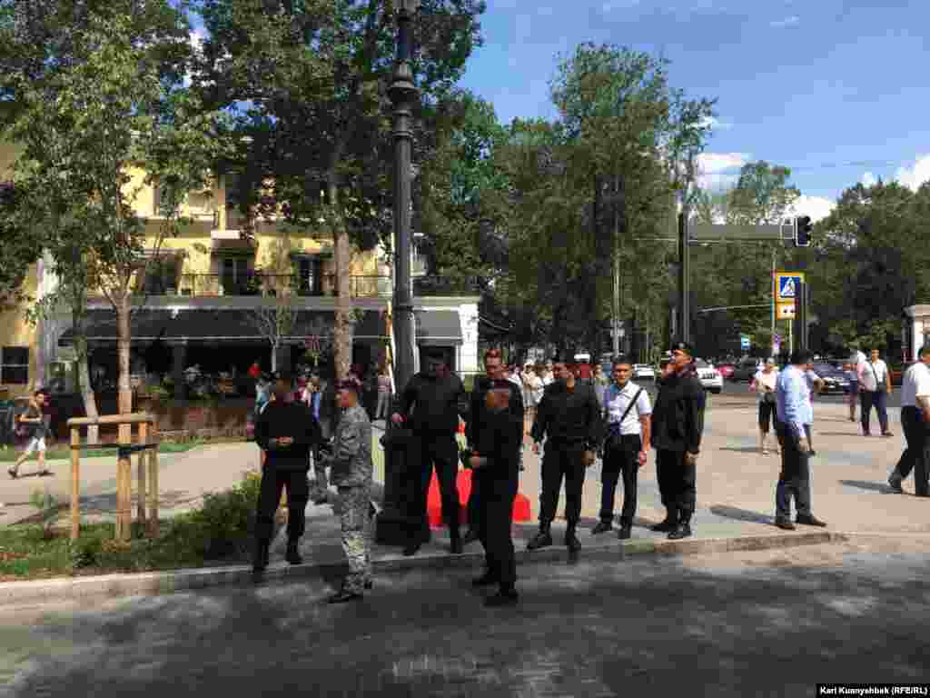 &quot;Алматы&quot; мейманканасынын жанында турган полиция кызматкерлери.&nbsp;