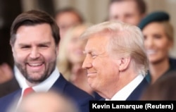 Дональд Трамп и вице-президент Джей Ди Вэнс (слева).