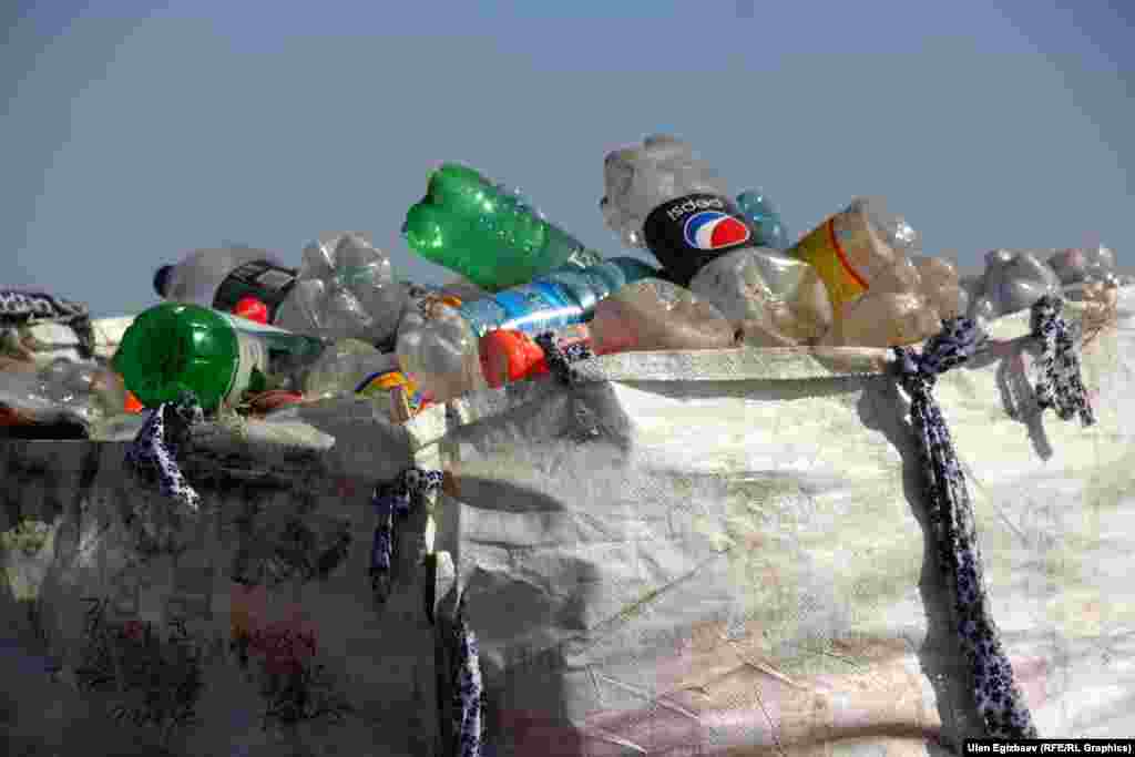 Шаар ичиндеги таштанды кутуларга ташталган бөтөлкөнүн баарын таштанды талаасынан көрсө болот. Бирок ага чейин селсаяктар жана &quot;Тазалыкта&quot; иштеген кызматкерлер шишелердин ырыстуусун терип кетишет.