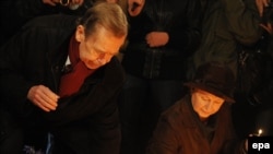 Колишній президент Чехії Вацлав Гавел ставить у вівторок свічку біля меморіальної дошки на Національному проспекті в Празі пам’яті розгону студентської демонстрації 17 листопада 1989 року, з якої почалася «Оксамитова революція»