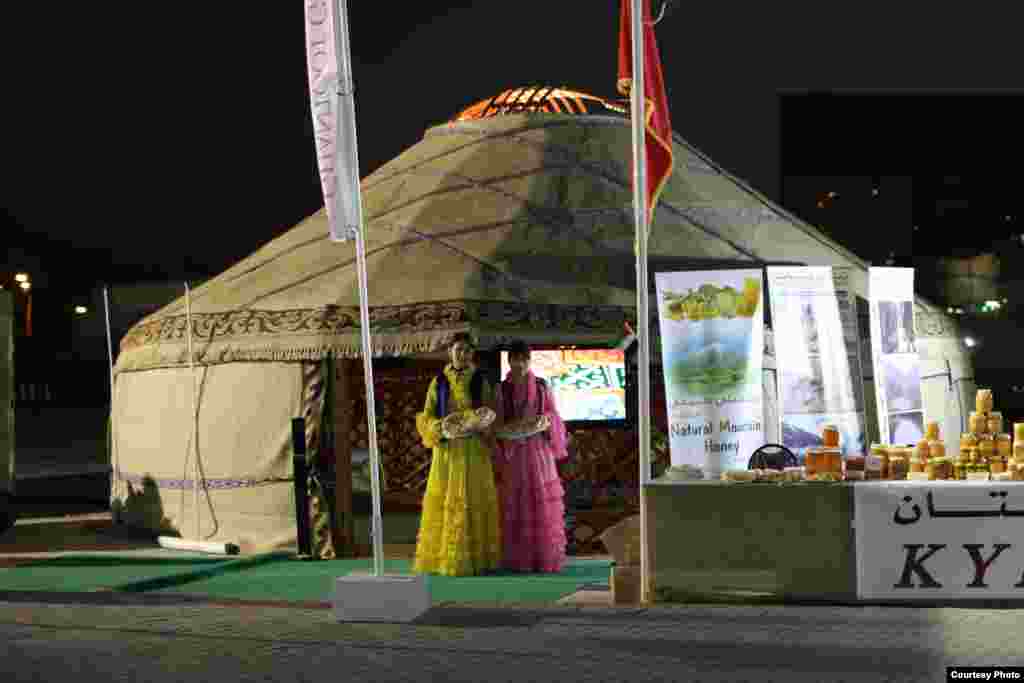 Кыргыздын улуттук кийимдерин кийген, араб, англис тилдеринде эркин сүйлөгөн кыздарыбыз боз үйгө келгендерди боорсок менен тосуп алышат.