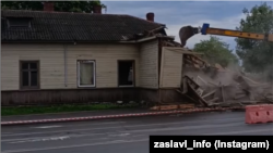 Знос будынку на Савецкай, 45 у Заслаўі. Кадар зь відэа