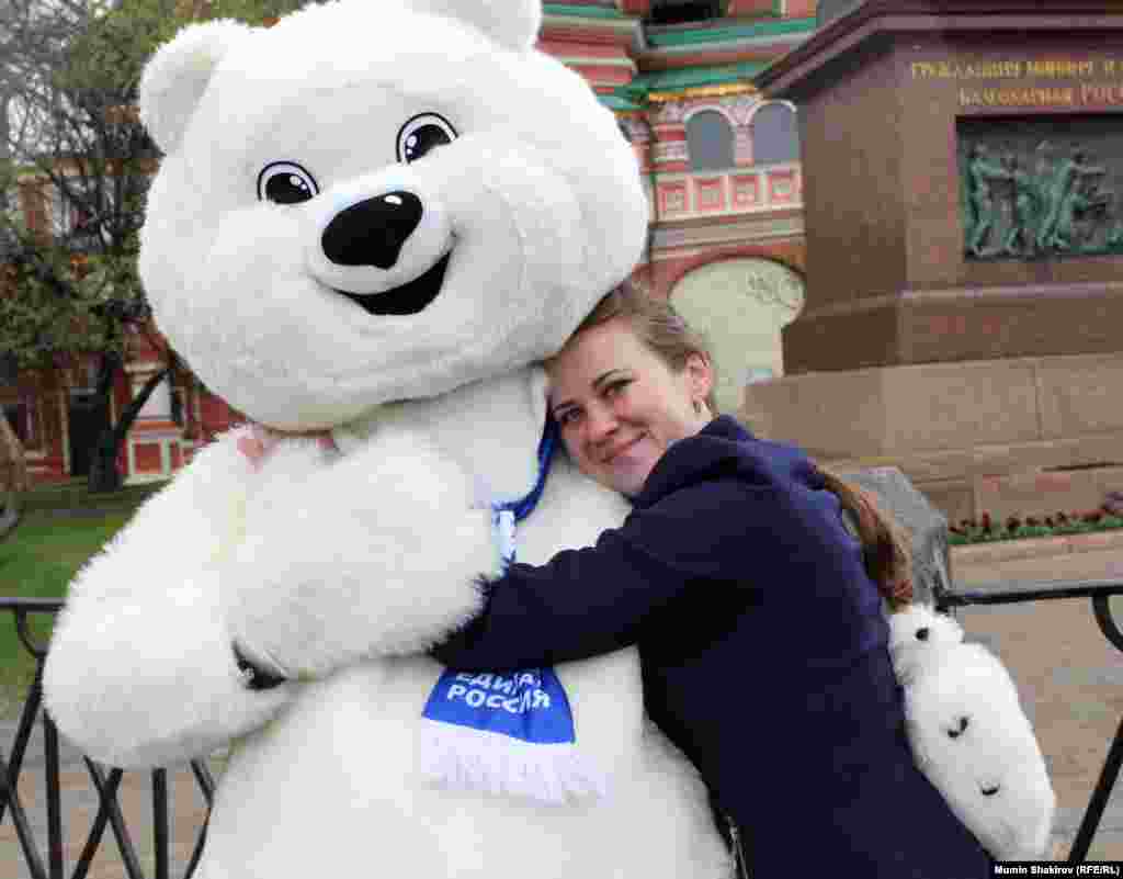 Красная площадь. Девушка, медведь и &quot;Единая Россия&quot;. &nbsp;