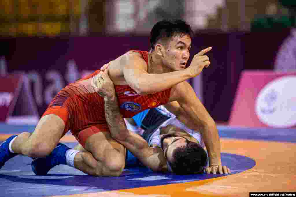 22 жаштагы балбан Эрназар Акматалиев Нарын районунун Ортозар айылында туулган. Жети жашынан бери күрөш менен машыгып келатат. 2015-жылы Индияда өткөн өспүрүмдөр (Кадеттер) арасындагы Азия чемпионатында коло байге тагынган. Жаштар арасындагы Азия чемпионатынын күмүш байгесинин ээси. Эрназар Акматалиев 5-августа эркин күрөштөн мелдешке чыгат.&nbsp;