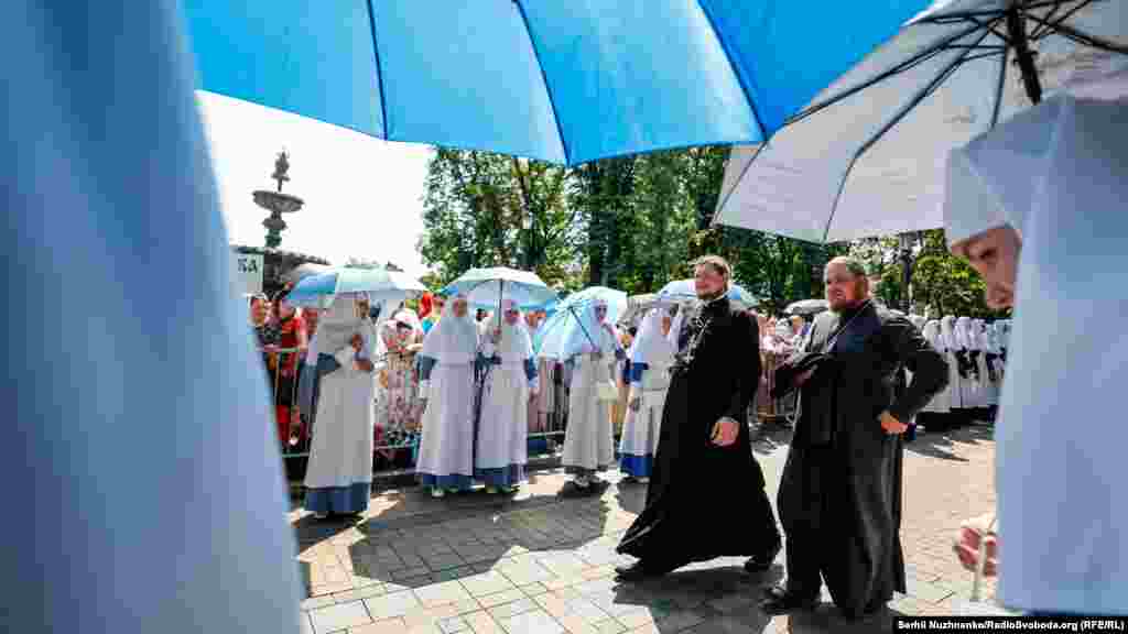 Після молебня на Володимирській гірці вірні УПЦ (МП) вирушили до Києво-Печерської лаври