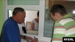 Уладзімер Кацора і Васіль Палякоў у пракуратуры, архіўнае фота