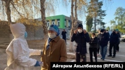 Парламенттик шайлоого добуш берүү жараяны. Талас шаары. 4-октябрь, 2020-жыл.